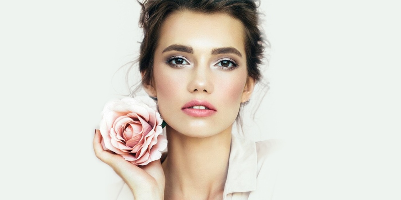 Девушка с макияжем. Макияж в салоне. Красивое лицо. Бьюти эксперт. Съемка в стиле бьюти.